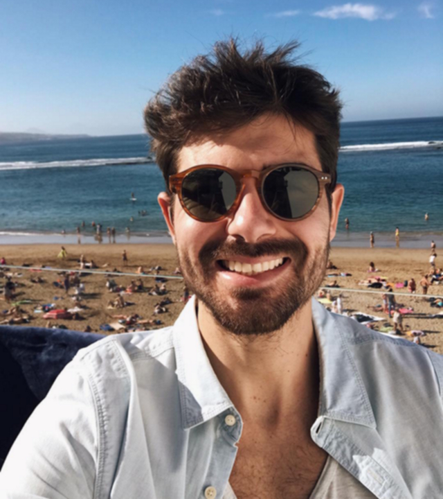 Fran Guzmán posa sonriente con la Playa de Las Canteras al fondo