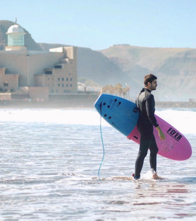 Fran Guzmán preparado para surfear en La Cicer, Las Canteras