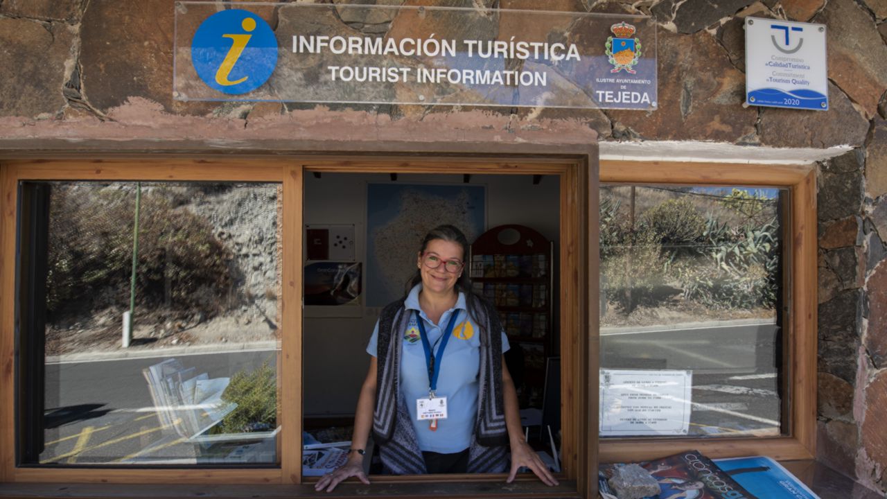 Beatrix, informadora turística de Tejeda en la oficina de turismo del municipio