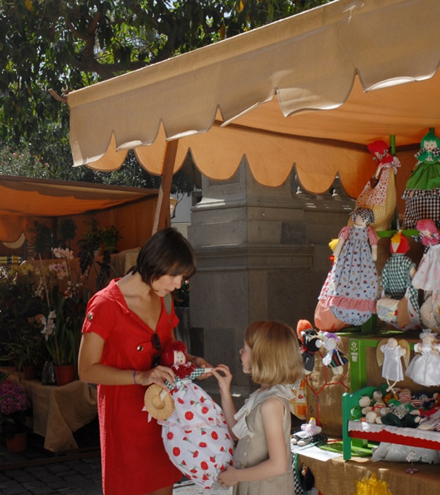 A mother and daughter at Vegueta Market, in Las Palmas de Gran Canaria