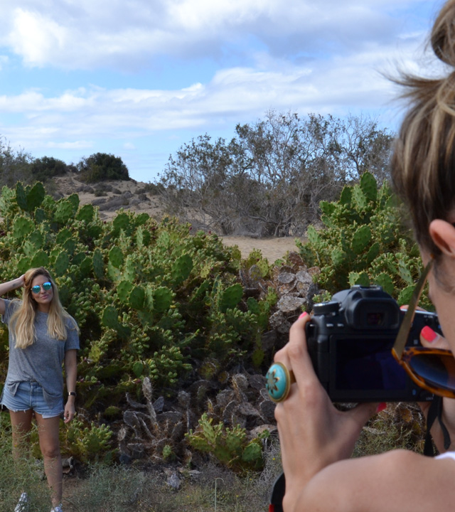 Una chica saca una fotografía a otra en Gran Canaria