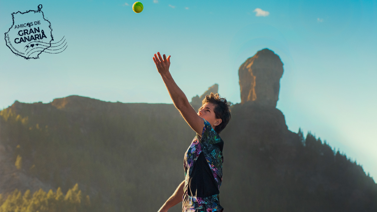 Carla Suárez tenista grancanaria realiza un saque con el Roque Nublo al fondo, en la isla de Gran Canaria