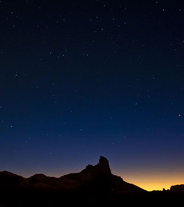 Roque Bentayga con cielo estrellado en Gran Canaria