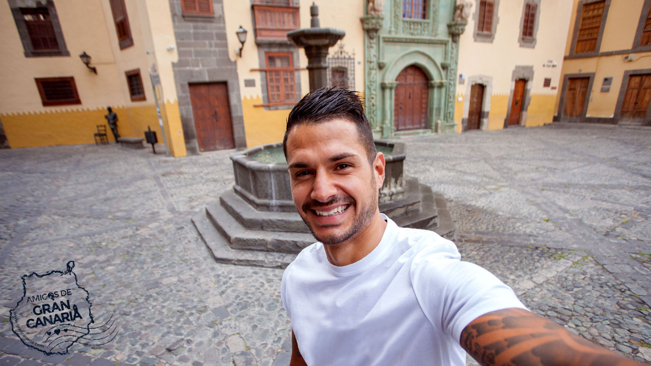 Vitolo se hace un selfie en la Plaza del Pilar nuevo, con la Casa Museo de Colón al fondo. Vegueta, Gran Canaria