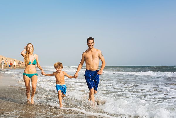 Familia en la orilla Playa de Maspalomas